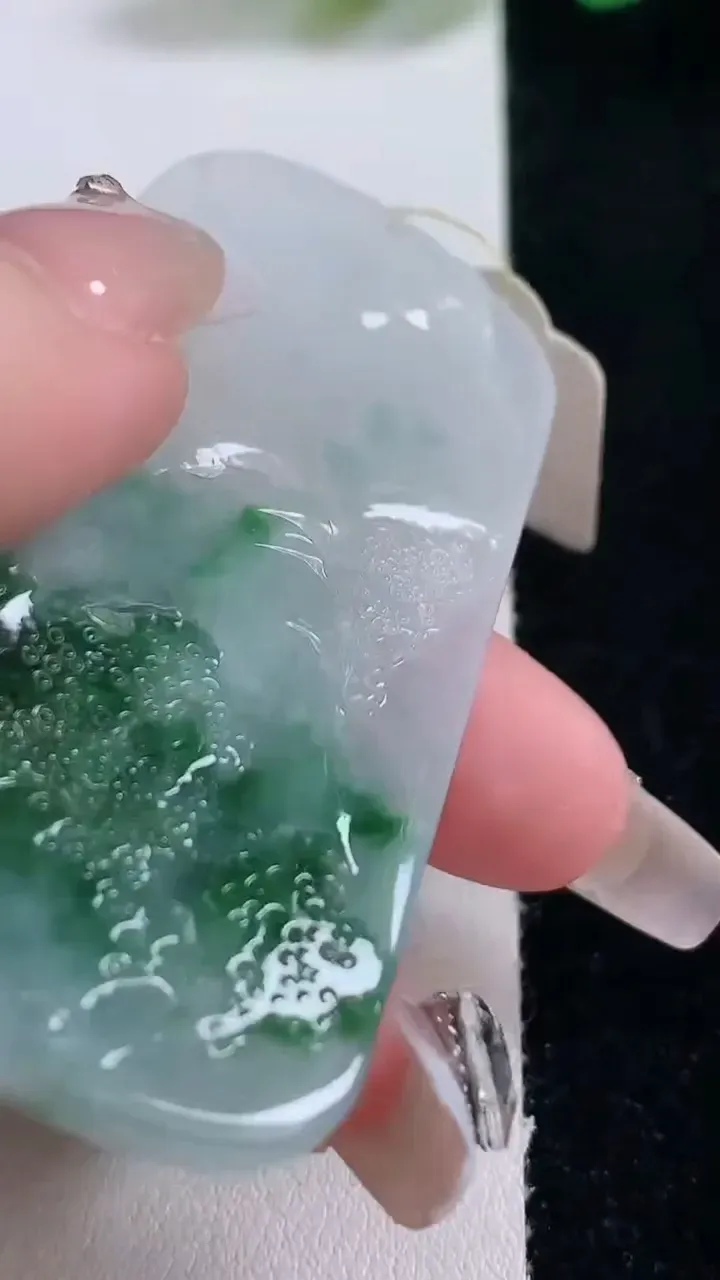 天然A货翡翠牌吊坠，尺寸65.3-36-5.3，重量:31.16g
12月29日