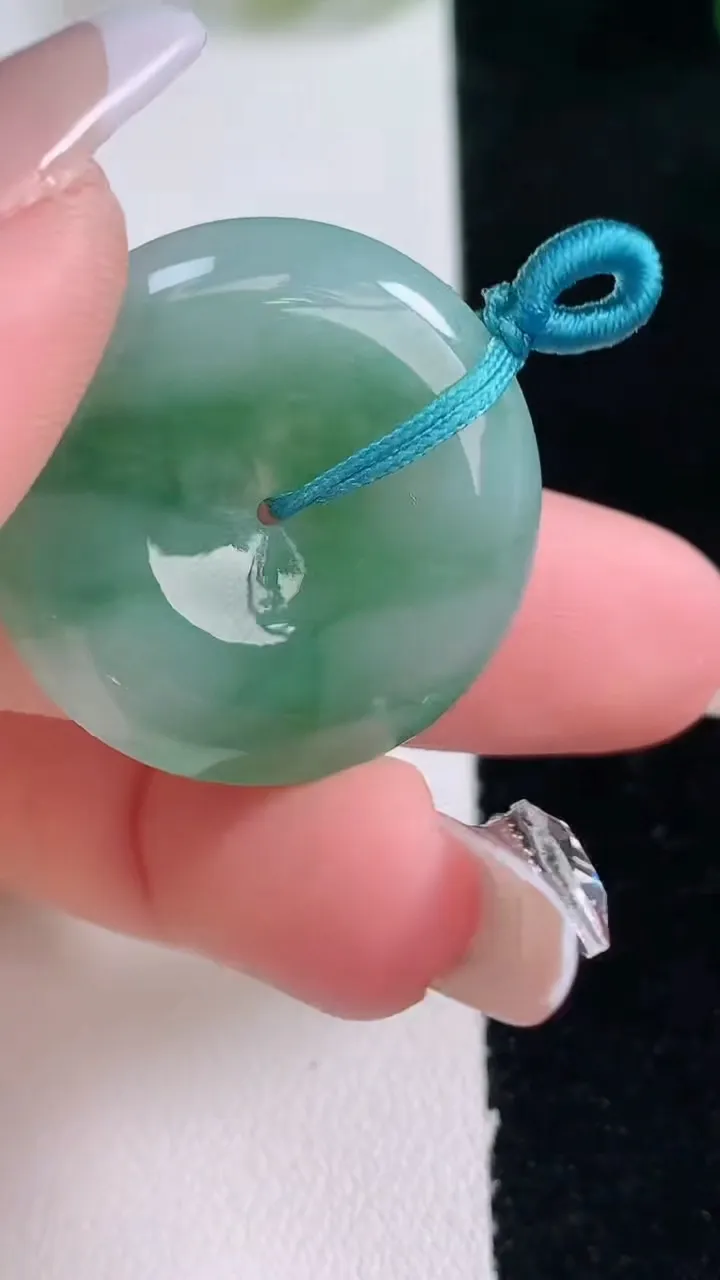 天然A货翡翠飘花平安扣吊坠，尺寸27.3-5.9，重量:9.59g
12月29日