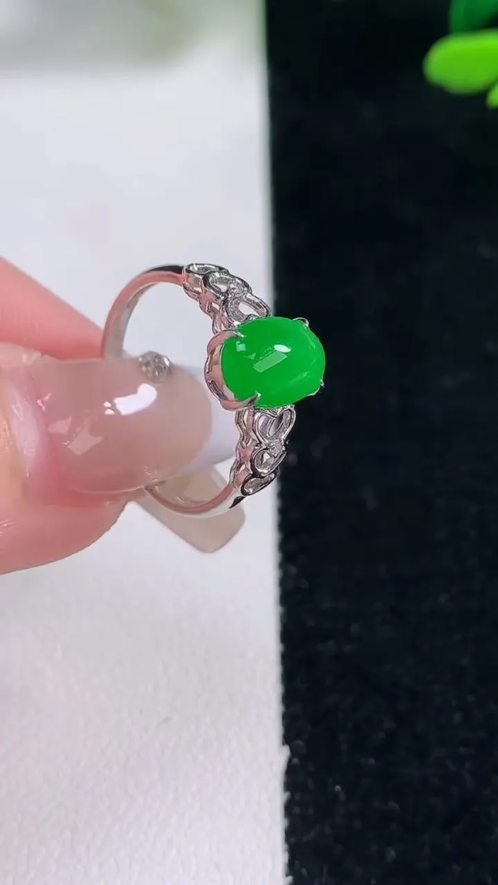 天然A货翡翠蛋面戒指，尺寸17.2-9-6.8-5，重量:2.28g2025年12月29日
工厂直销收藏佳品,种好水足，色泽均匀，有种有色，上手高大气！