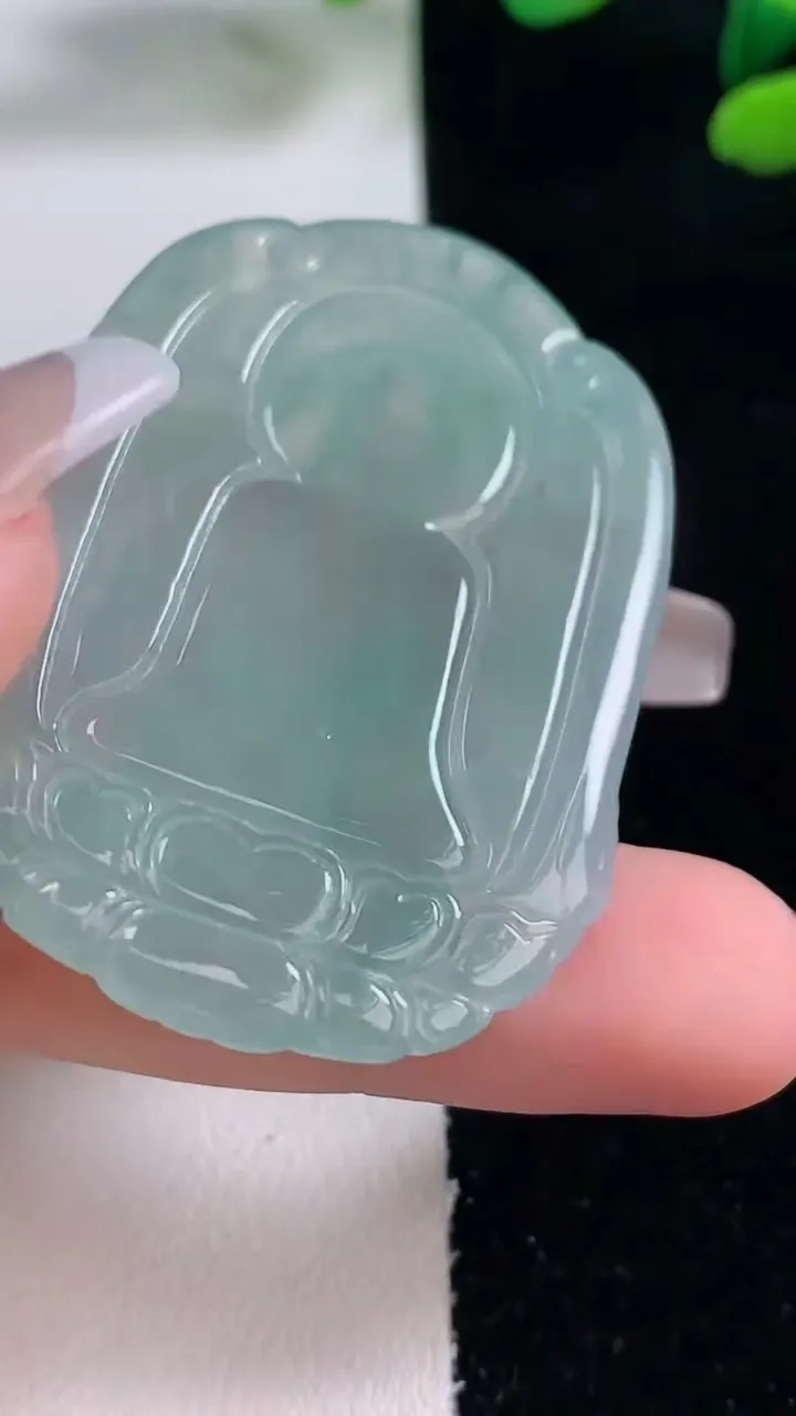 天然A货翡翠大日如来吊坠，尺寸49.5-34.2-5.2，重量:19.74g
12月29日