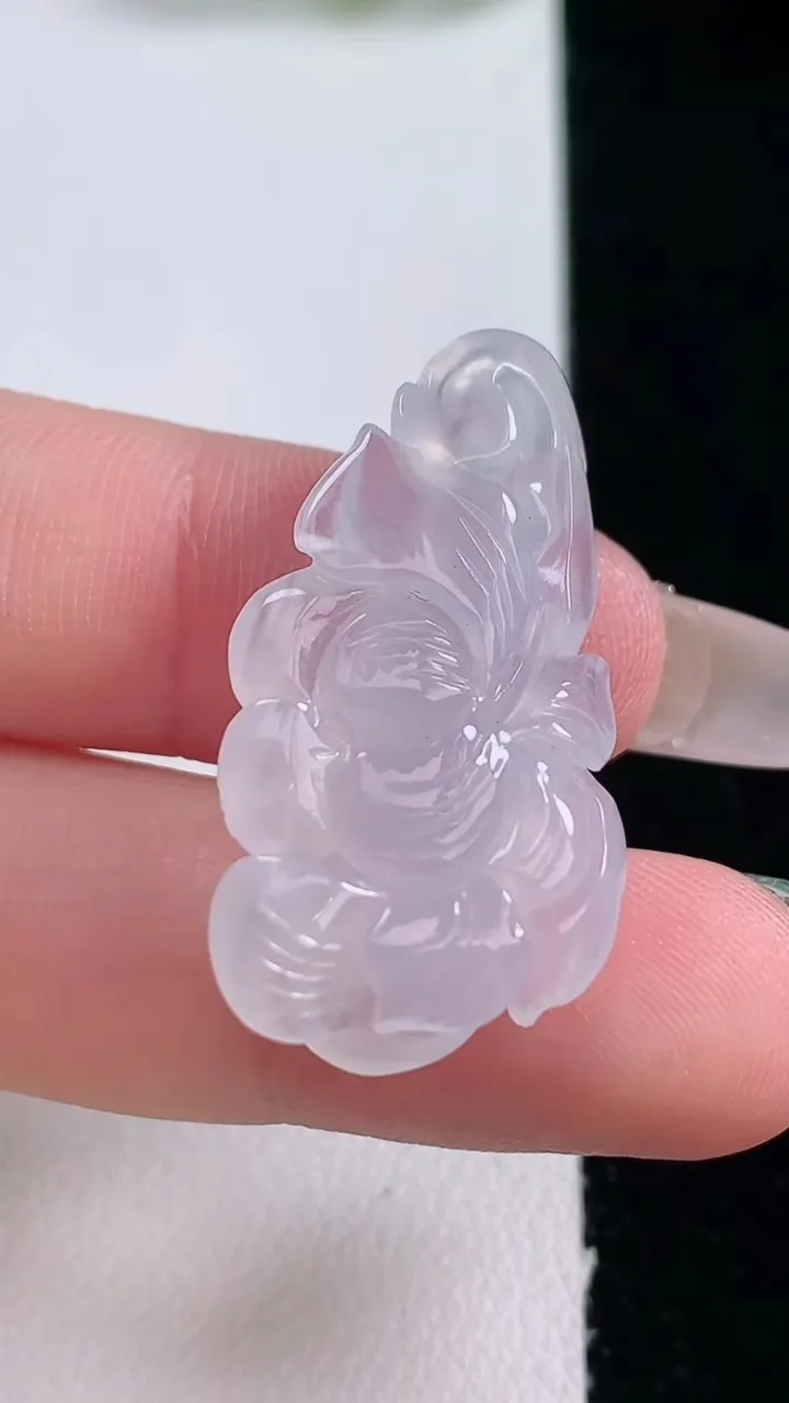 天然A货翡翠和和美美 荷花吊坠，尺寸32.4-18-7.9，重量:5.63g
12月29日