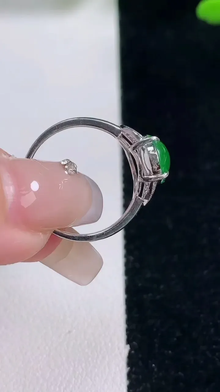 天然A货翡翠蛋面戒指，尺寸17-9.8-7.9-5.6，重量:2.52g2025年12月29日
工厂直销收藏佳品,种好水足，色泽均匀，有种有色，上手高大气！