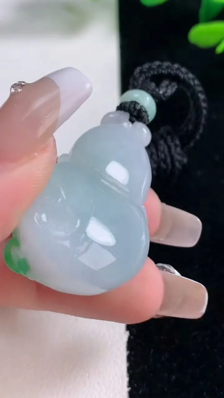 天然A货翡翠葫芦吊坠，尺寸36.3-23-15.3，重量:22.22g
12月29日