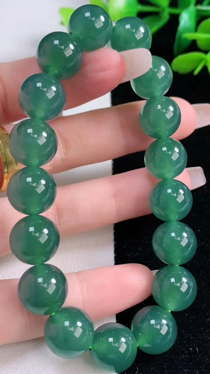 天然A货翡翠圆珠手串，尺寸11.8-17颗，重量:48.47g12月29日
工厂直销收藏佳品,种好水足，色泽均匀，有种有色，上手高大气！