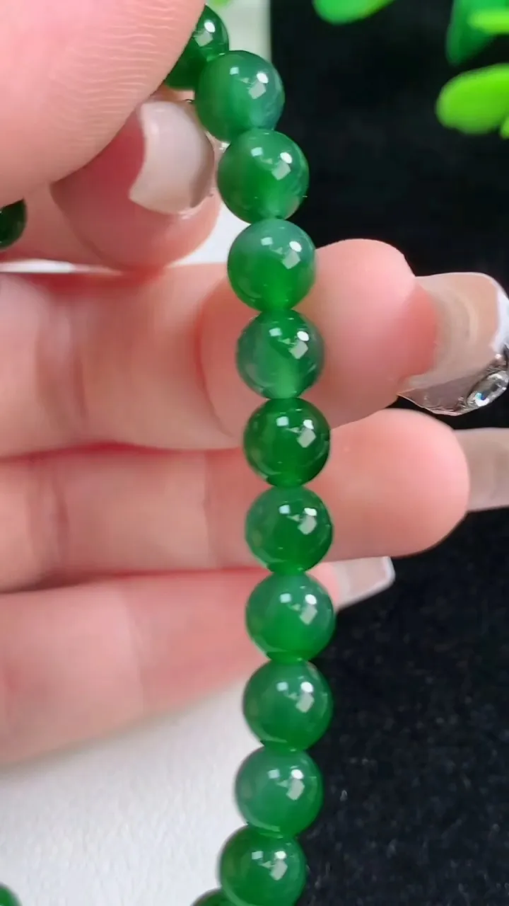 天然A货翡翠圆珠手串，尺寸6.4-28颗，重量:12.92g12月29日
工厂直销收藏佳品,种好水足，色泽均匀，有种有色，上手高大气！