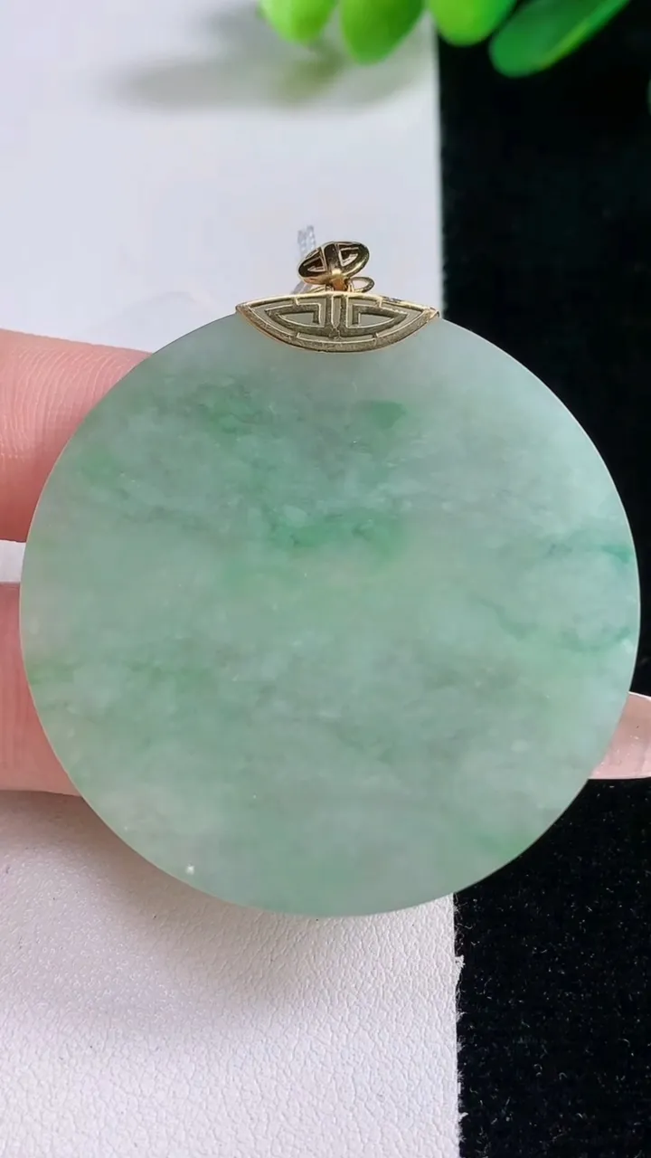 天然A货翡翠无事牌吊坠，尺寸44.2-3.7，重量:18.28g
12月29日