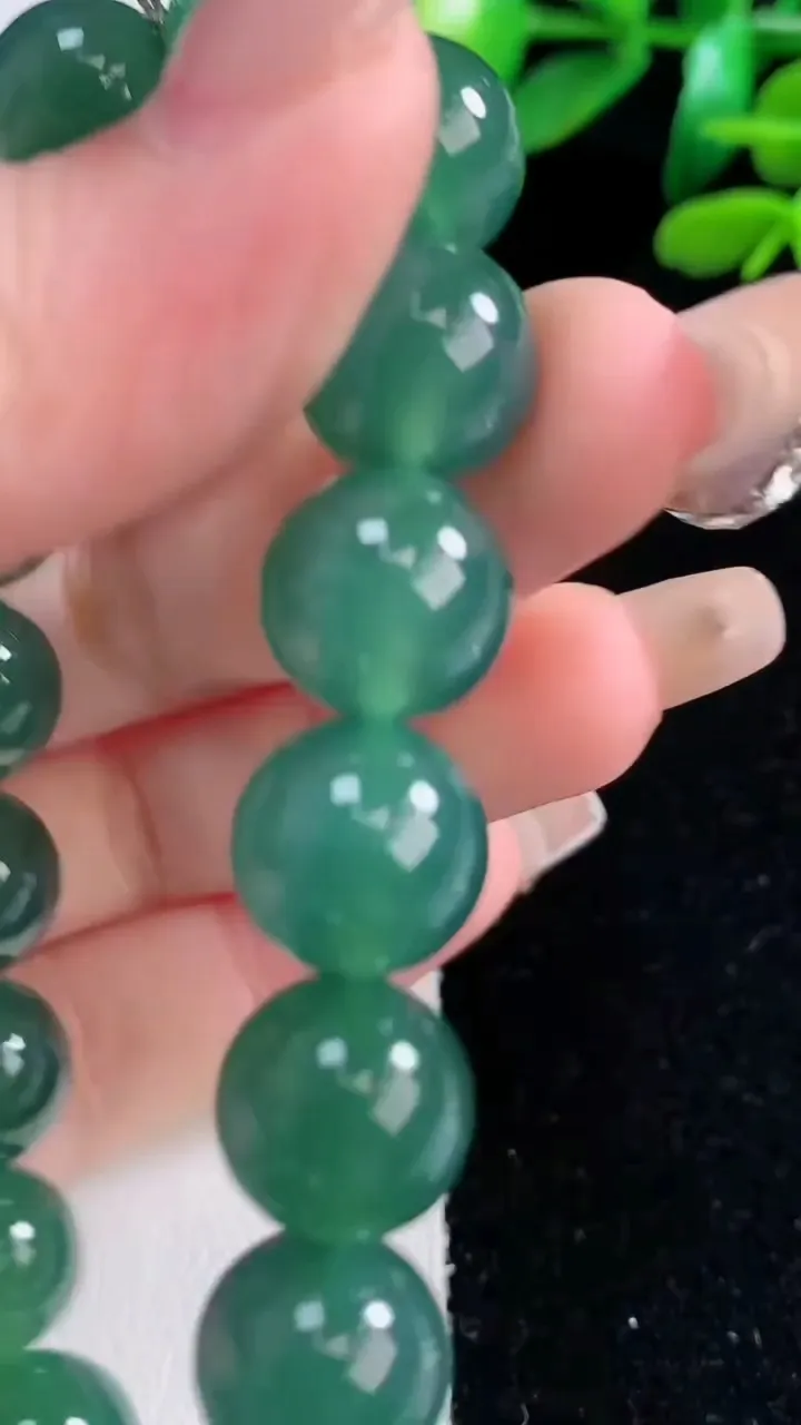 天然A货翡翠圆珠手串，尺寸11.8-17颗，重量:48.47g12月29日
工厂直销收藏佳品,种好水足，色泽均匀，有种有色，上手高大气！