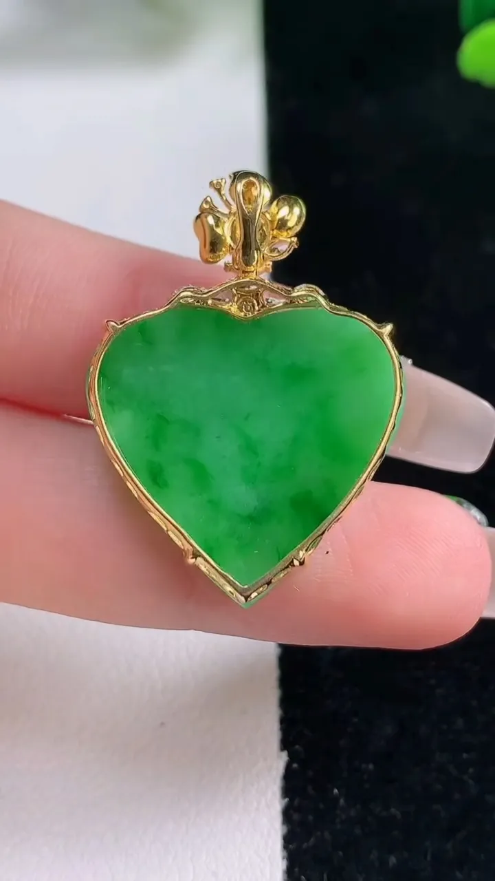 天然A货翡翠爱心吊坠，尺寸34-23-23.7-5.3，重量:4.91g
12月29日