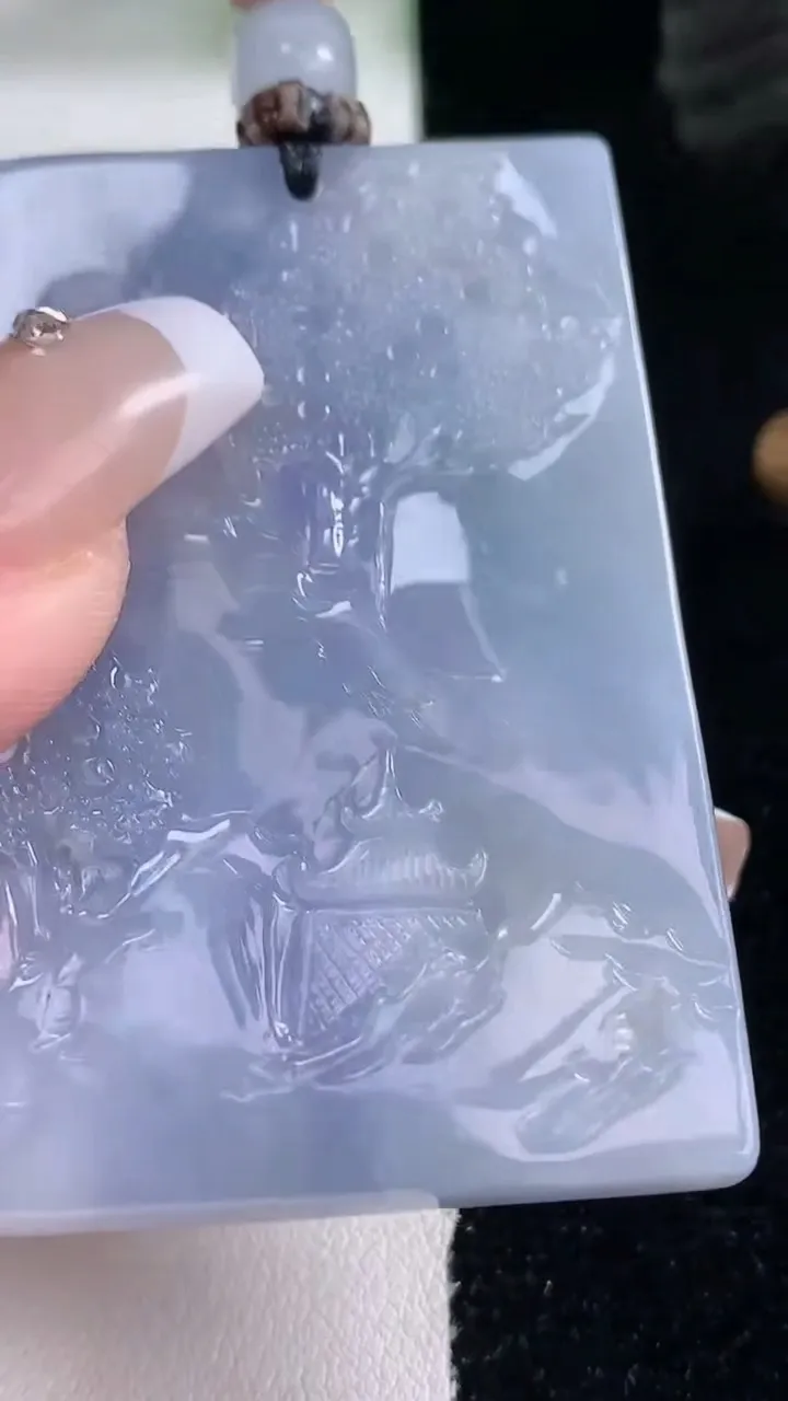 天然A货翡翠牌吊坠，尺寸55.8-37-9.2，重量:52.23g
12月29日