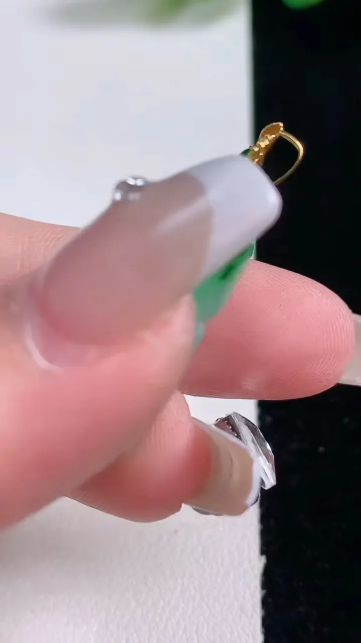 天然A货翡翠葫芦吊坠，尺寸25.5-16-10.2，重量:7.84g
12月29日