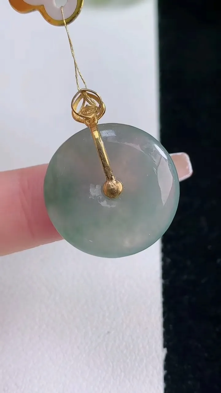 天然A货翡翠种飘花平安扣吊坠，尺寸20-4.3，重量:4.70g
12月29日