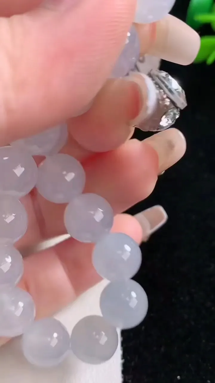 天然A货翡翠种白冰圆珠手串，尺寸10-19颗，重量:32.64g12月29日
工厂直销收藏佳品,种好水足，色泽均匀，有种有色，上手高大气！