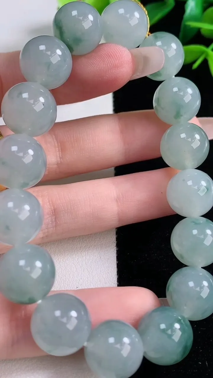 天然A货翡翠种飘花圆珠手串，尺寸12.7-16颗，重量:58.39g12月29日
工厂直销收藏佳品,种好水足，色泽均匀，有种有色，上手高大气！