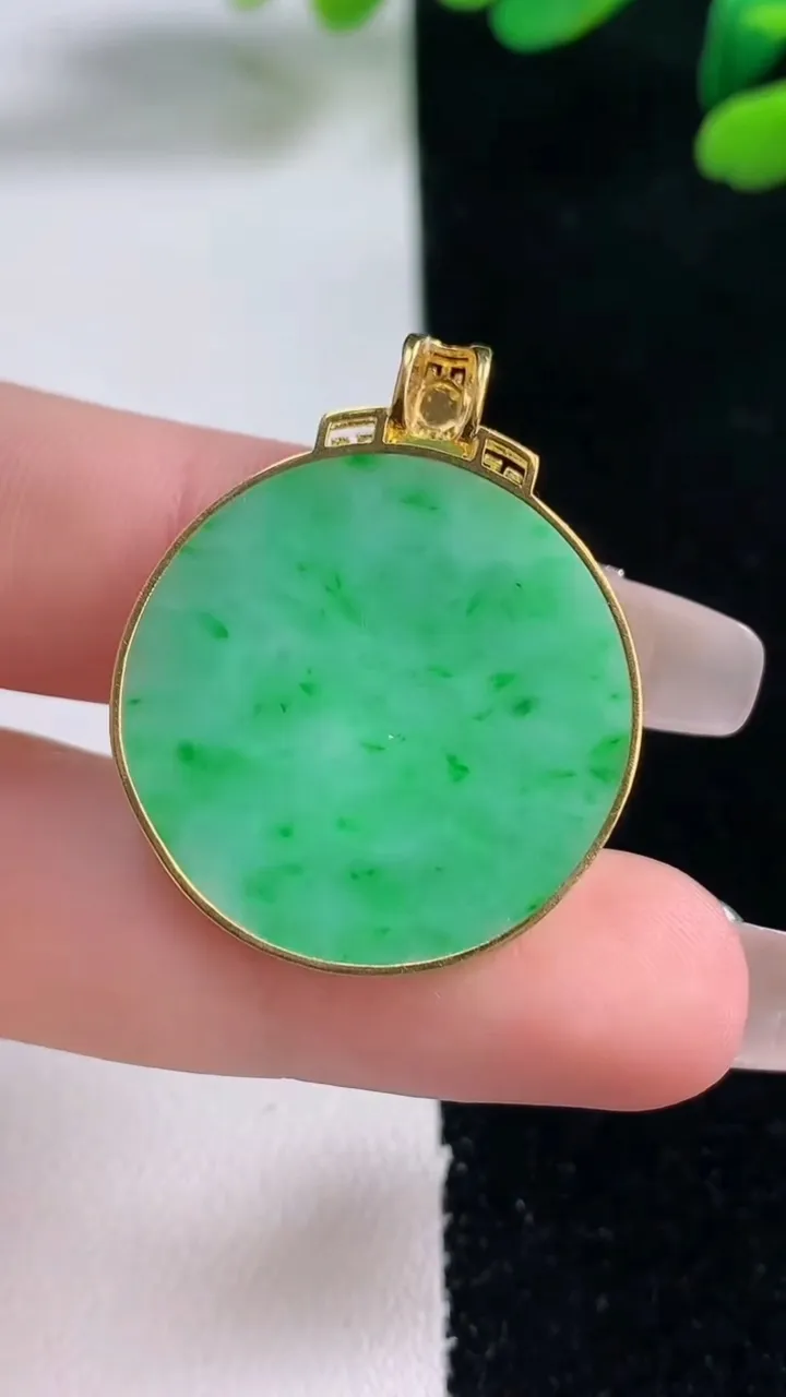 天然A货翡翠无事牌吊坠，尺寸26-2.5，重量:5.60g
12月29日