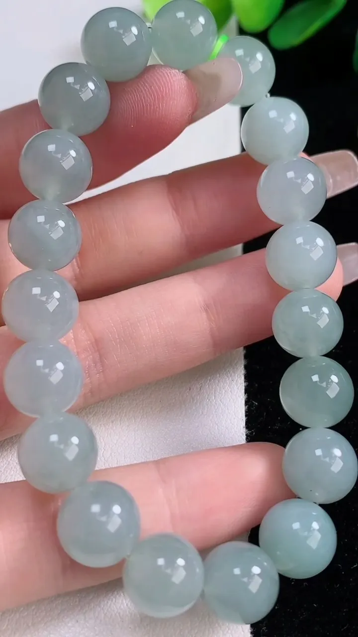 天然A货翡翠圆珠手串，尺寸10.4-19颗，重量:36.20g12月29日
工厂直销收藏佳品,种好水足，色泽均匀，有种有色，上手高大气！