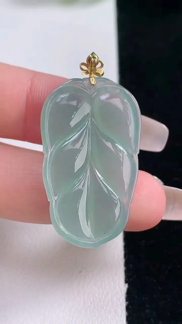 天然A货翡翠金枝玉叶 叶子吊坠，尺寸33.7-19.7-3.9，重量:5.14g
12月29日