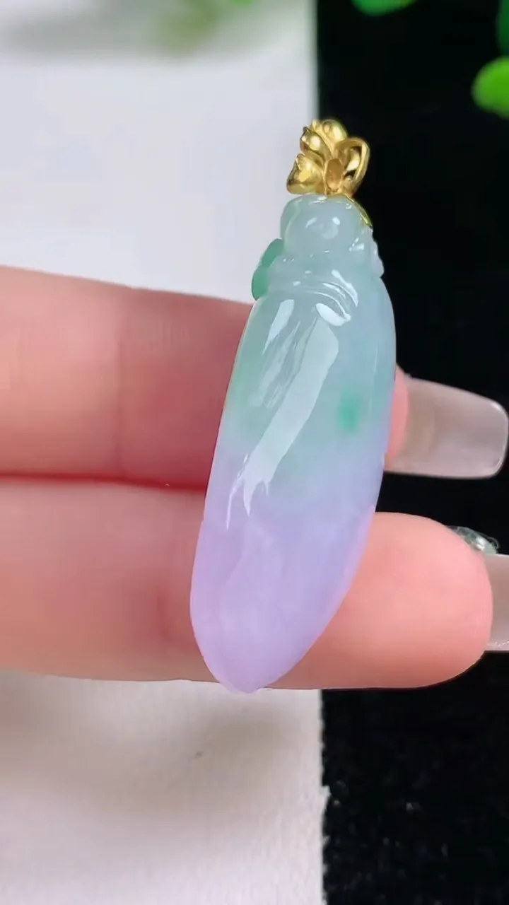 天然A货翡翠18K金春带彩紫罗兰福瓜吊坠，尺寸34.4-16.2-11，重量:10.60g
12月29日