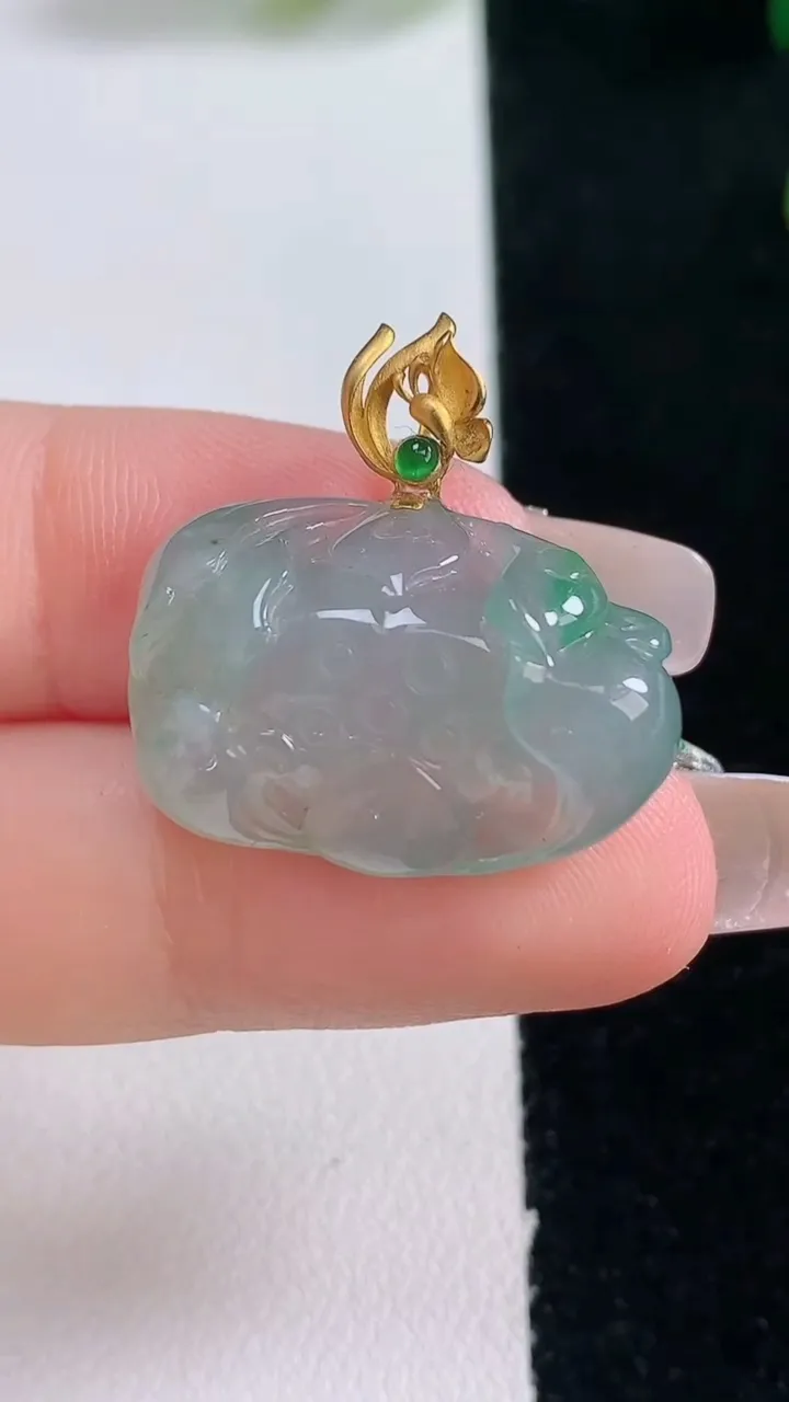 天然A货翡翠和和美美 荷花吊坠，尺寸17.2-23.7-7.3，重量:5.62g
12月29日