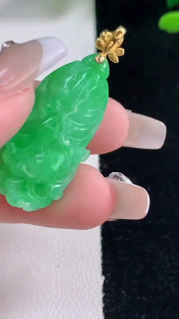 天然A货翡翠白菜吊坠，尺寸34-17-8.4，重量:7.62g
12月29日