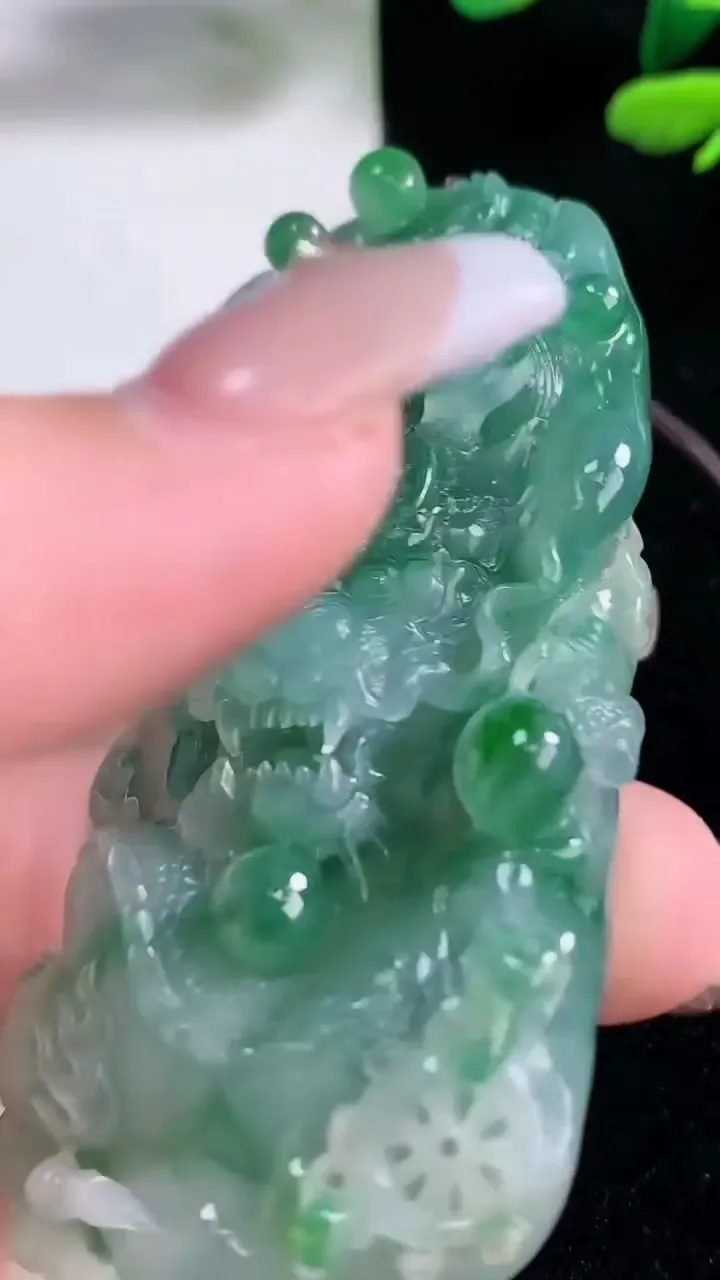 天然A货翡翠龙牌吊坠，尺寸706-33.6-11.6，重量:56.44g
12月29日