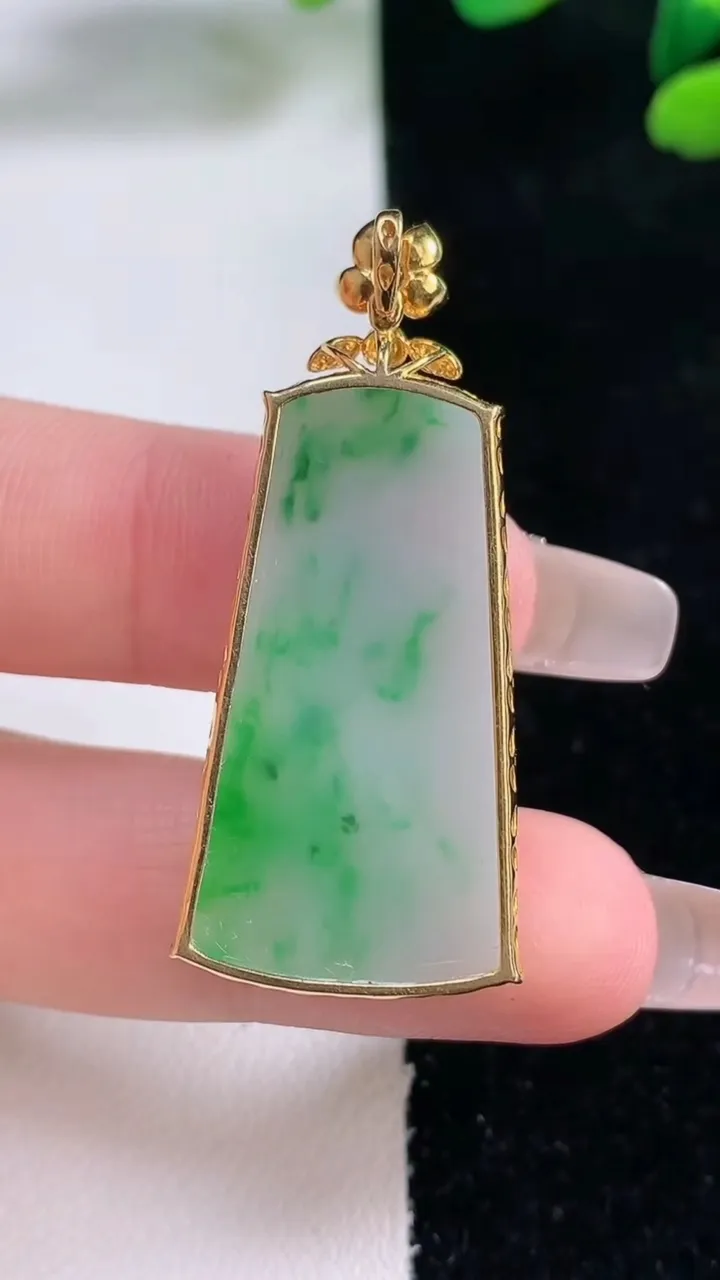 天然A货翡翠无事牌吊坠，尺寸33.3-19.3-4.4，重量:5.26g
12月29日