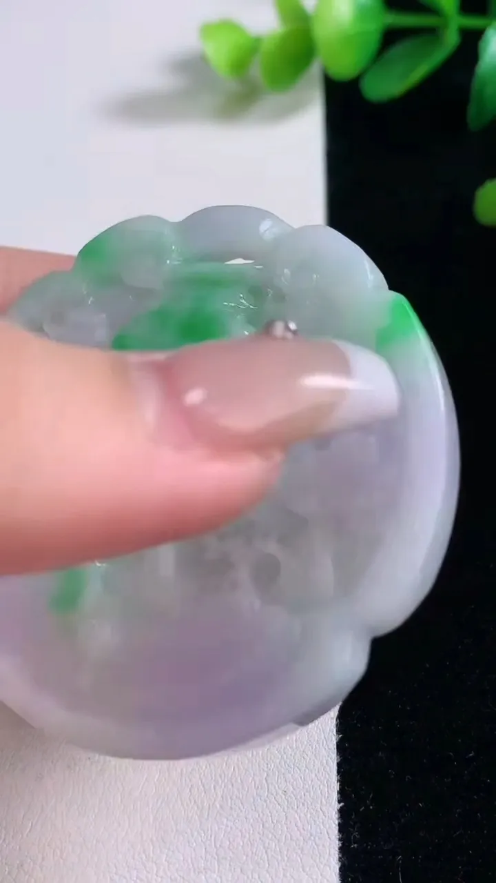 天然A货翡翠春带彩紫罗兰山水牌吊坠，尺寸55.5-45.7-6，重量:44.08g
12月29日