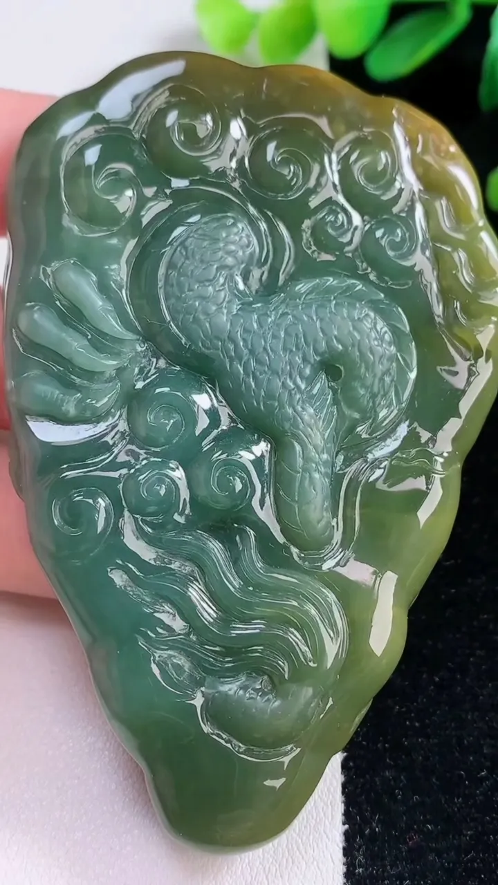 天然A货翡翠双彩龙牌吊坠，尺寸79.4-53.4-12.3，重量:88.66g
12月29日