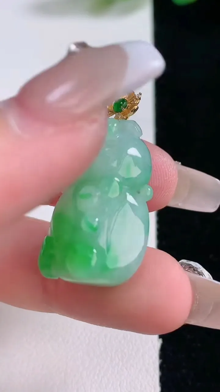 天然A货翡翠葫芦吊坠，尺寸25.5-16-10.2，重量:7.84g
12月29日