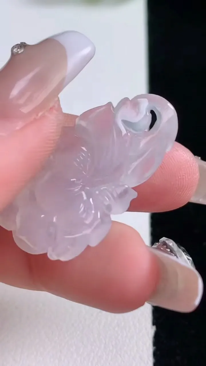 天然A货翡翠和和美美 荷花吊坠，尺寸32.4-18-7.9，重量:5.63g
12月29日