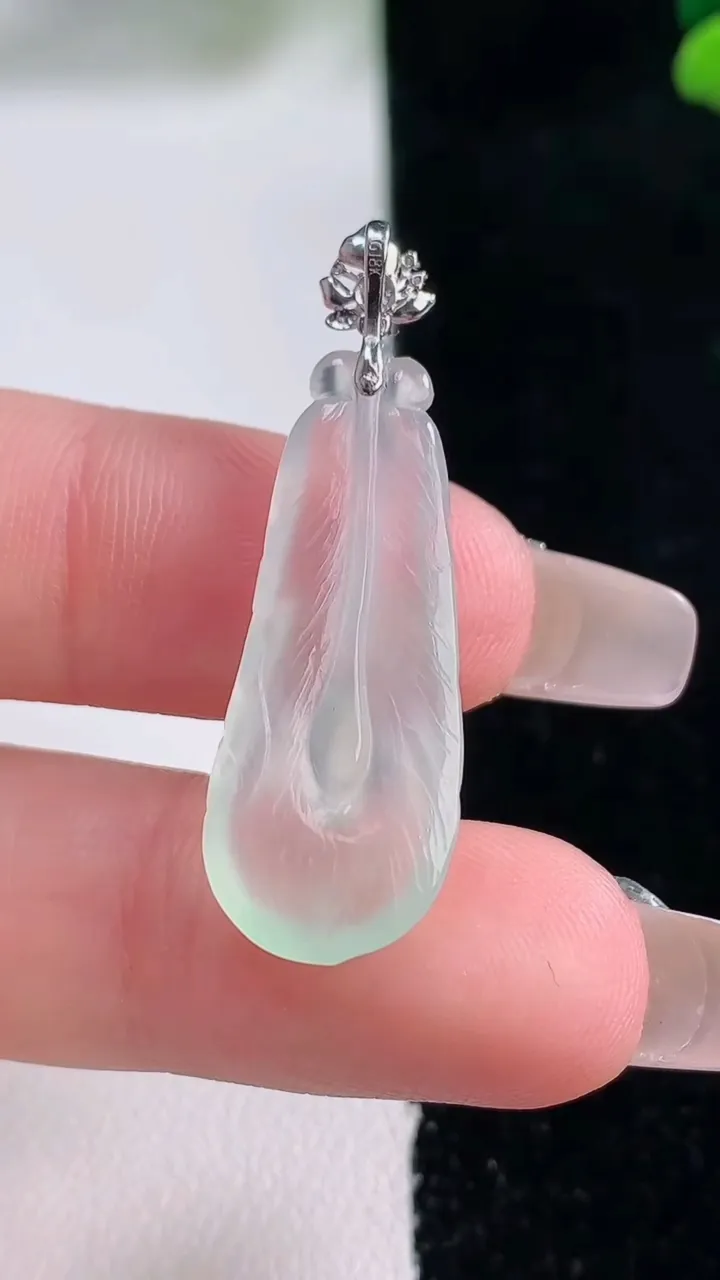 天然A货翡翠种白冰羽毛吊坠，尺寸28.5-11.6-4.6，重量:2.78g
12月29日