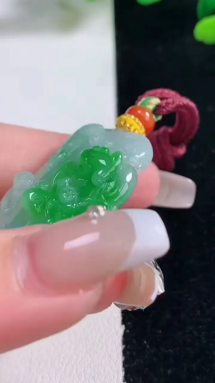 天然A货翡翠和和美美 荷叶鱼吊坠，尺寸39.6-24.8-8，重量:18.39g
12月29日