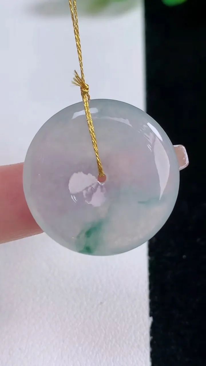 天然A货翡翠冰种飘花平安扣吊坠，尺寸26-5，重量:8.14g
12月29日