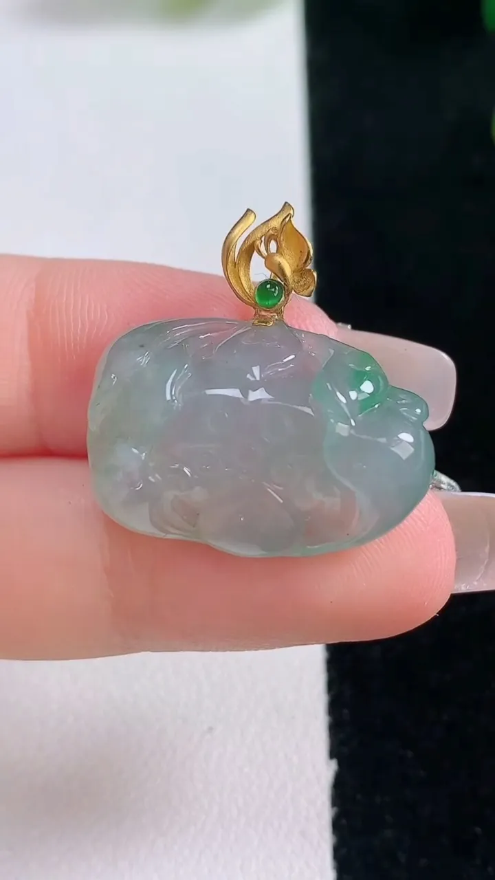 天然A货翡翠和和美美 荷花吊坠，尺寸17.2-23.7-7.3，重量:5.62g
12月29日
