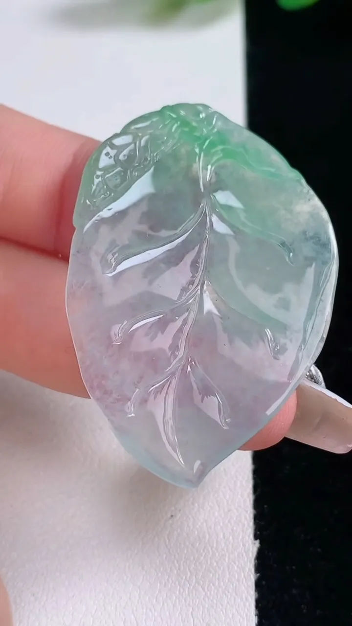 天然A货翡翠金枝玉叶 叶子吊坠，尺寸46-30.7-3.1，重量:8.97g
12月29日