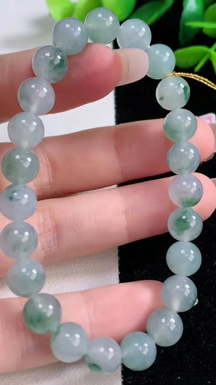 天然A货翡翠种飘花圆珠手串，尺寸8-23颗，重量:19.70g12月29日
工厂直销收藏佳品,种好水足，色泽均匀，有种有色，上手高大气！