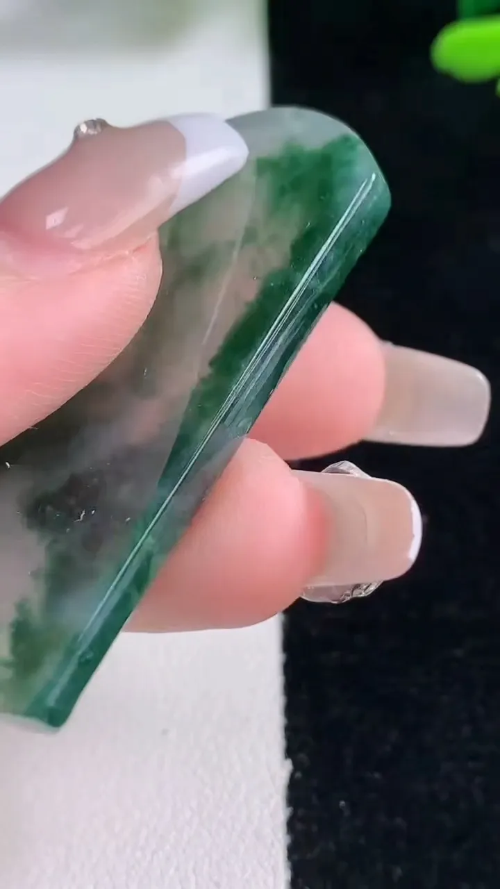 天然A货翡翠冰种飘花观音菩萨吊坠，尺寸49-21-5.4，重量:14.63g
12月29日