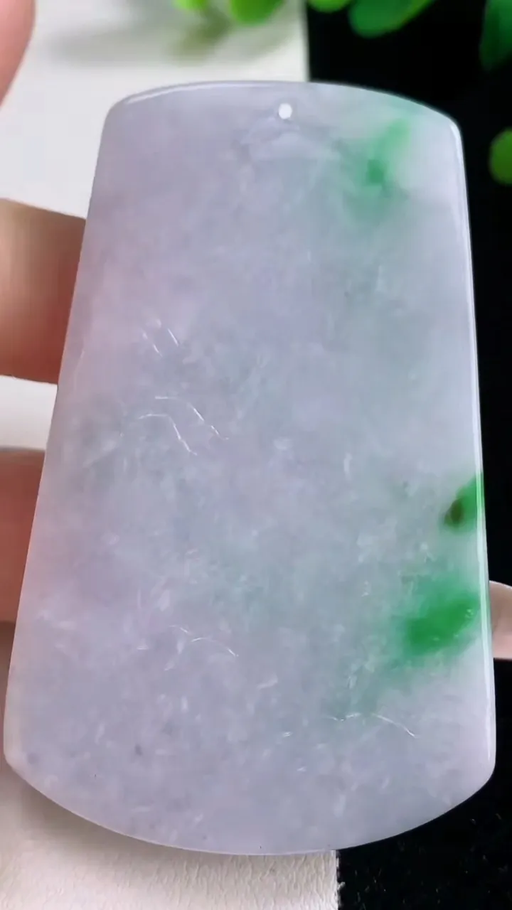 天然A货翡翠春带彩紫罗兰山水牌吊坠，尺寸67.4-42-6，重量:41.51g
12月29日