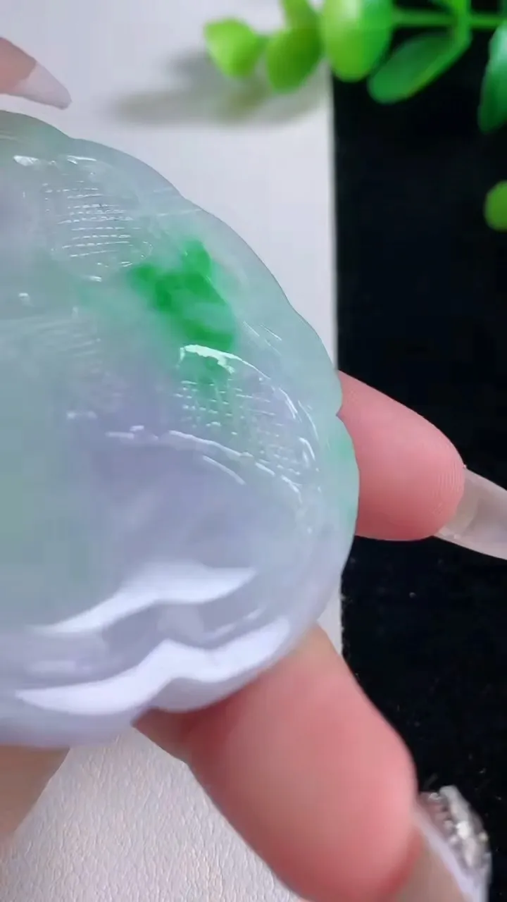 天然A货翡翠春带彩紫罗兰山水牌吊坠，尺寸55.5-45.7-6，重量:44.08g
12月29日