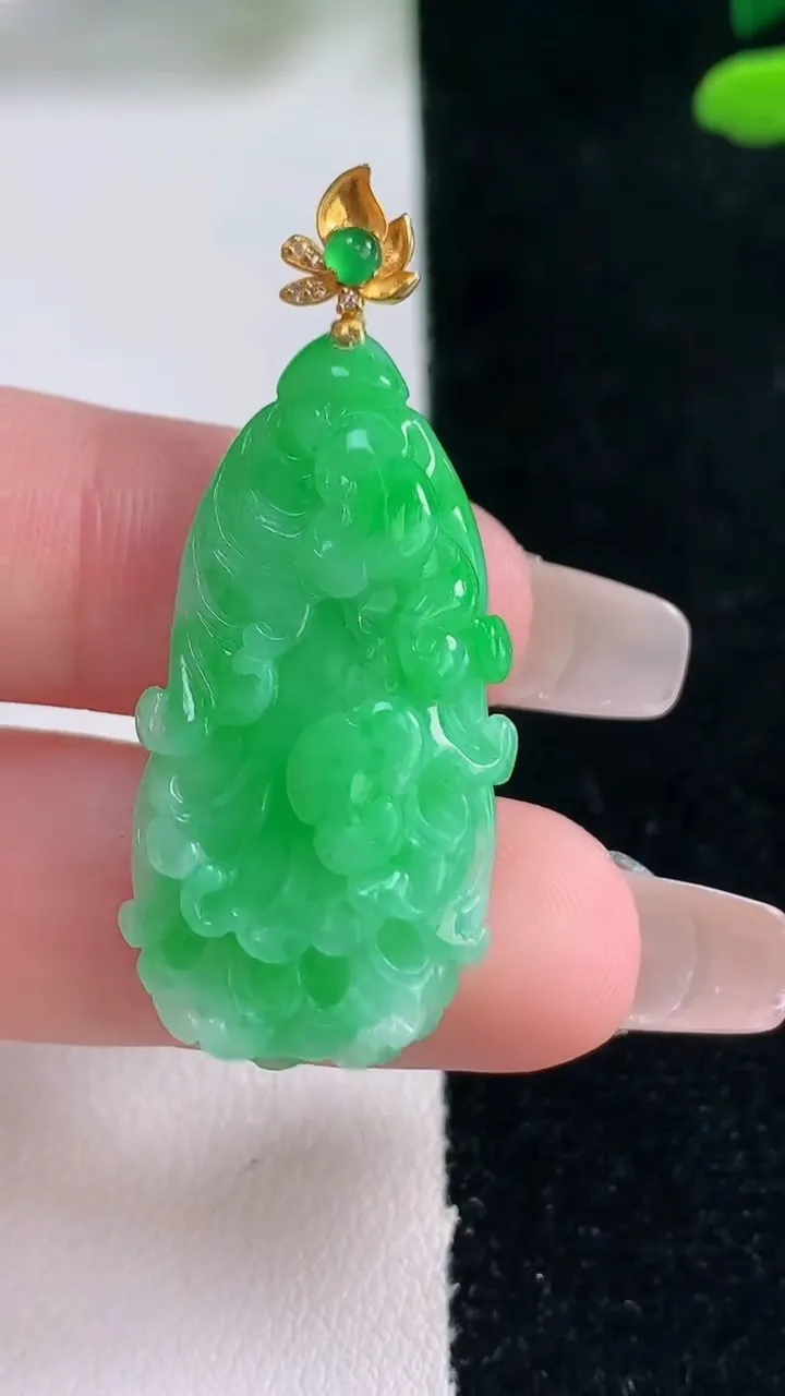 天然A货翡翠白菜吊坠，尺寸34-17-8.4，重量:7.62g
12月29日