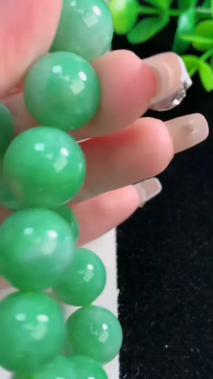 天然A货翡翠圆珠手串，尺寸14.6-15颗，重量:81.46g12月29日
工厂直销收藏佳品,种好水足，色泽均匀，有种有色，上手高大气！