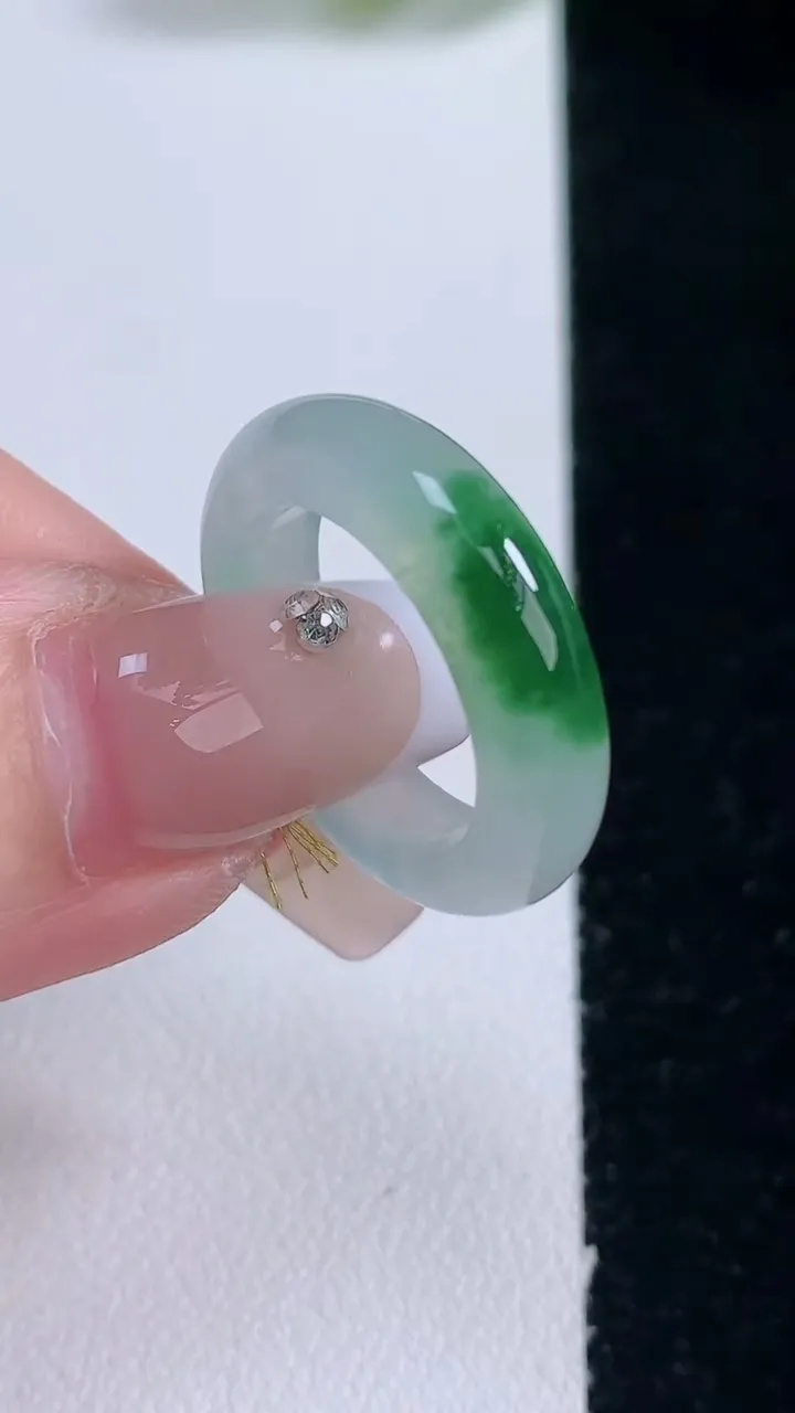 天然A货翡翠指环戒指，尺寸16.4-5.2-3.9，重量:3.81g2025年12月29日
工厂直销收藏佳品,种好水足，色泽均匀，有种有色，上手高大气！