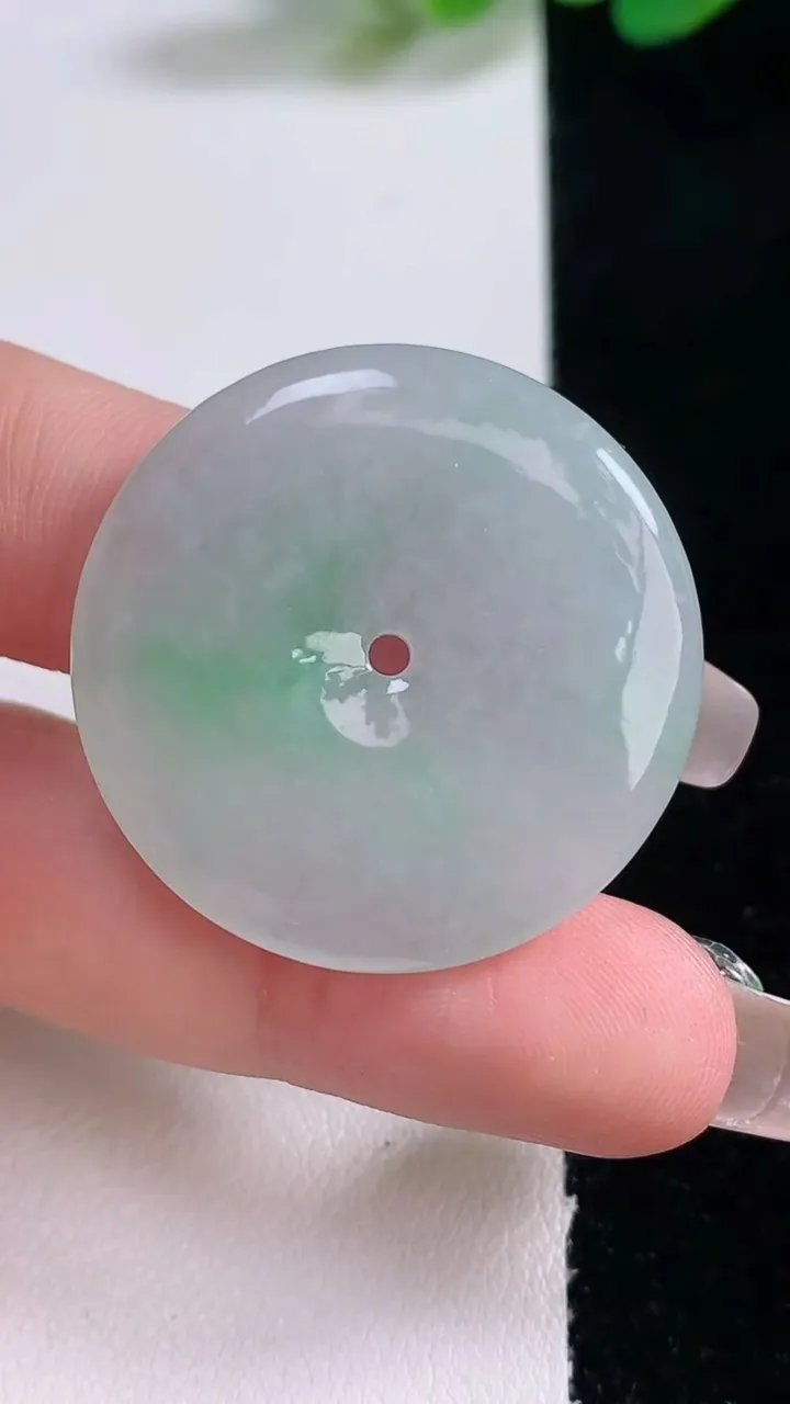 天然A货翡翠平安扣吊坠，尺寸32.2-5，重量:11.47g
12月29日