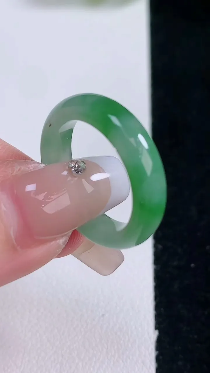 天然A货翡翠指环戒指，尺寸17.3-5.1-3.5，重量:3.70g2025年12月29日
工厂直销收藏佳品,种好水足，色泽均匀，有种有色，上手高大气！