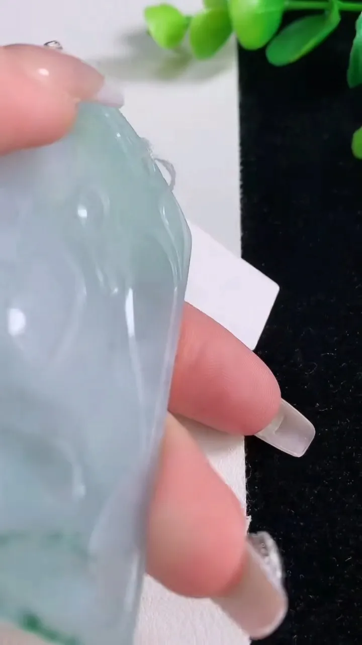 天然A货翡翠飘花阿弥陀佛吊坠，尺寸73.8-48.6-3.8，重量:33.63g
12月29日