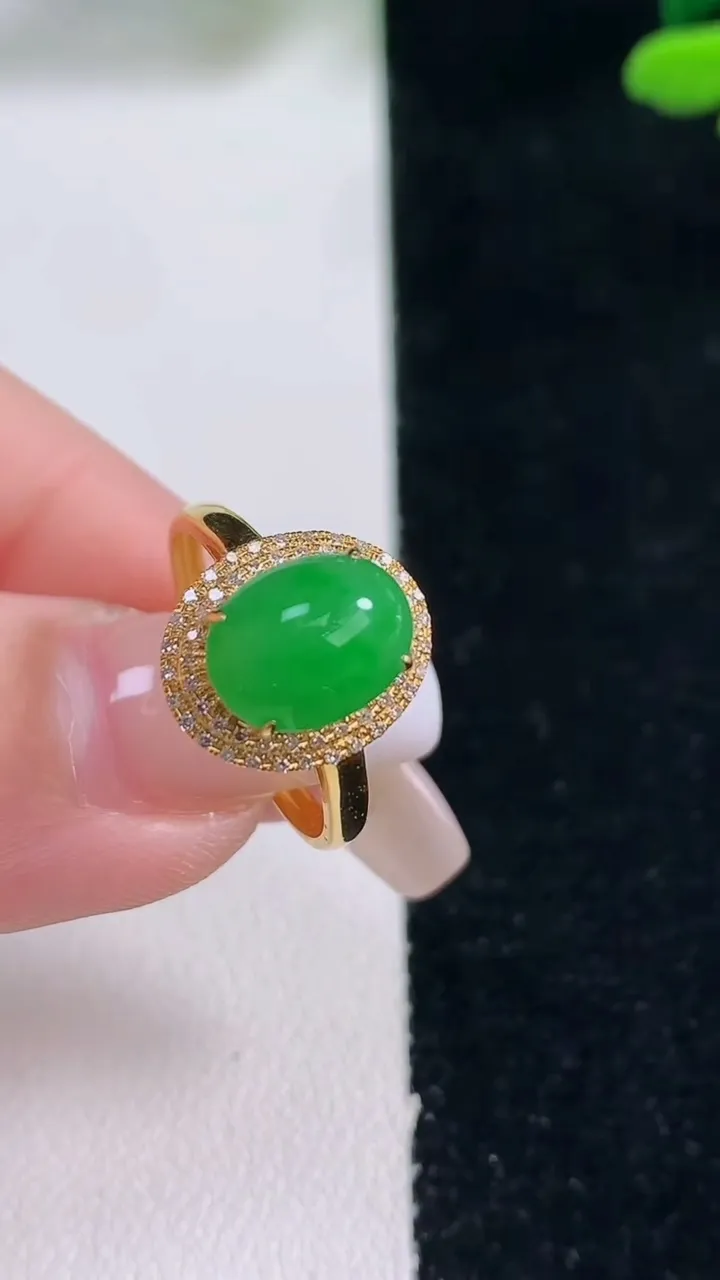 天然A货翡翠蛋面戒指，尺寸17.2-9.3-7.2-7.9，重量:2.48g2025年12月29日
