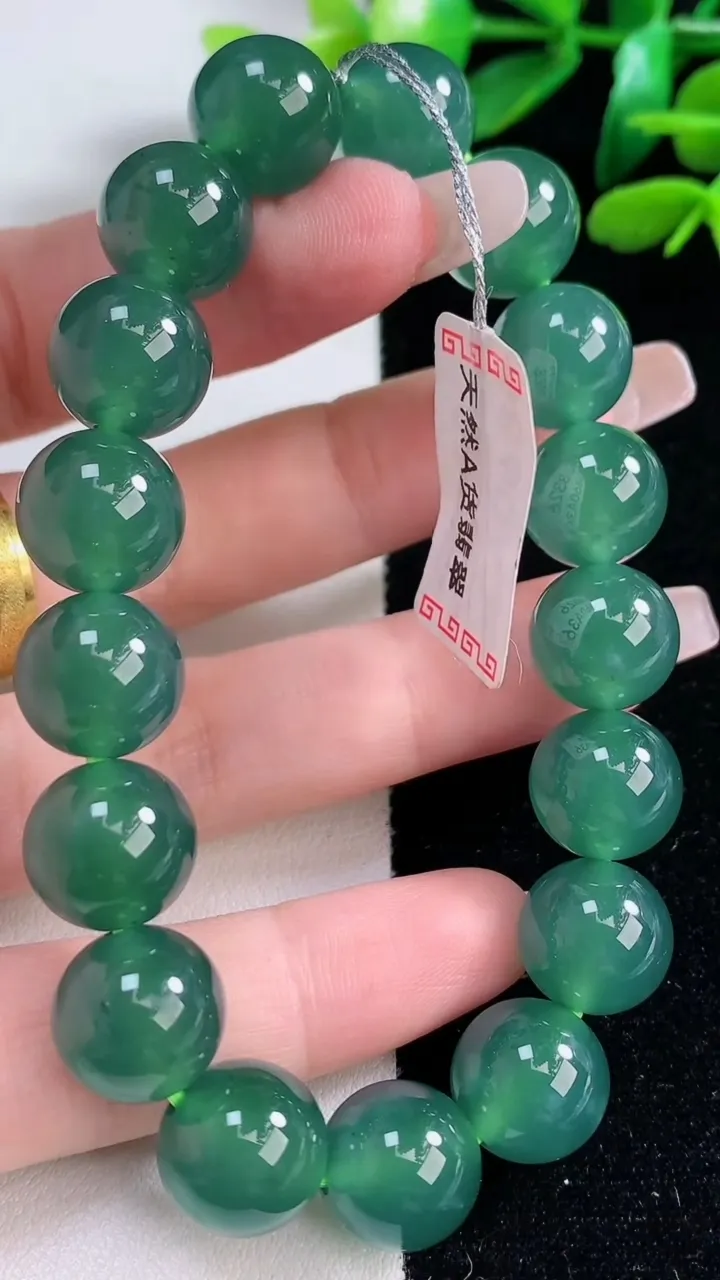 天然A货翡翠圆珠手串，尺寸11.8-17颗，重量:48.47g12月29日
工厂直销收藏佳品,种好水足，色泽均匀，有种有色，上手高大气！