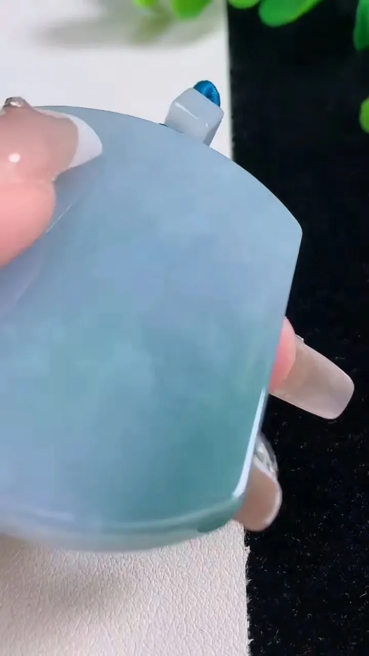 天然A货翡翠紫罗兰无事牌吊坠，尺寸56.5-41.6-5.7，重量:40.81g
12月29日