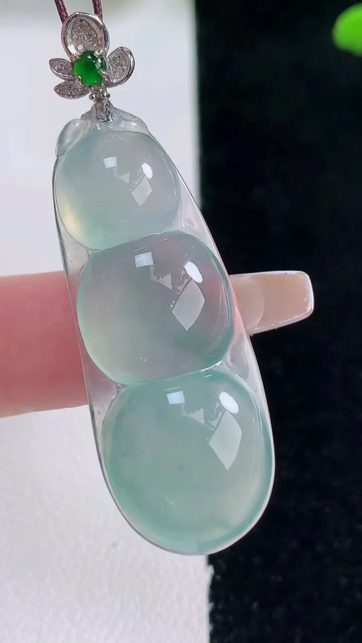 天然A货翡翠福豆吊坠，尺寸393-15.3-5.7，重量:6.33g
12月29日