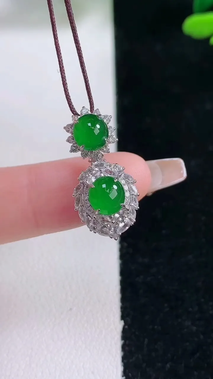 天然A货翡翠蛋面吊坠，尺寸23-10.4-7.7，裸石6.3-5.7重量:2.73g
12月29日