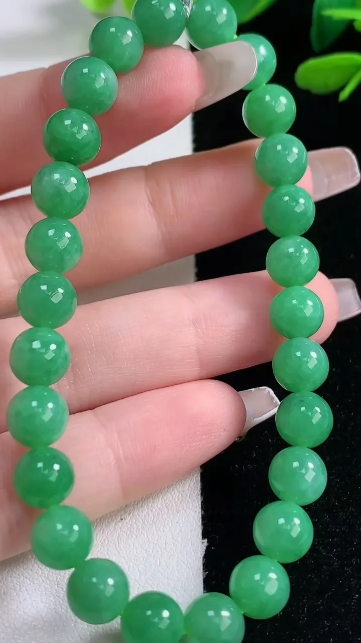 天然A货翡翠圆珠手串，尺寸7.3-26颗，重量:18.73g12月29日
工厂直销收藏佳品,种好水足，色泽均匀，有种有色，上手高大气！